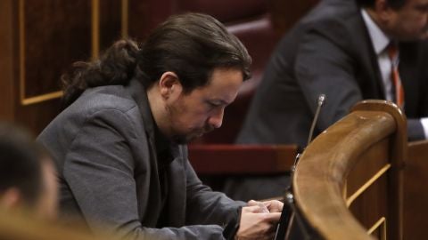 El l&iacute;der de Podemos, Pablo Iglesias, durante la sesi&oacute;n de control al Gobierno