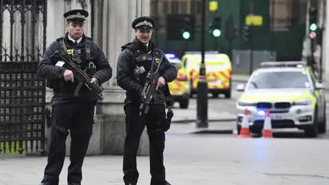 Agentes de policía británicos tras el tiroteo en el Parlamento Agentes de policía británicos tras el tiroteo en el Parlamento