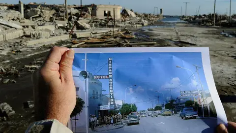 Un hombre compara una fotografía de Epecuen con el estado oficial de la ciudad Un hombre compara una fotografía de Epecuen con el estado oficial de la ciudad