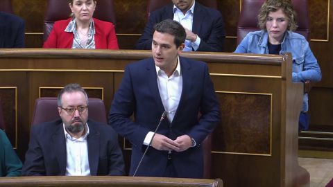 Frame 6.435848 de: Rivera critica a Rajoy: "Nos hemos gastado el dinero en corrupci&oacute;n"