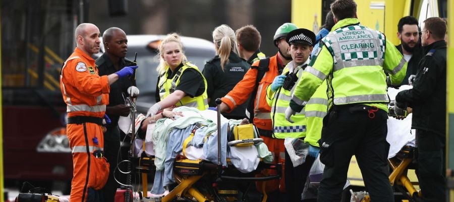 Los servicios de emergencia atienden a un herido en los alrededores del Parlamento británico, en Londres
