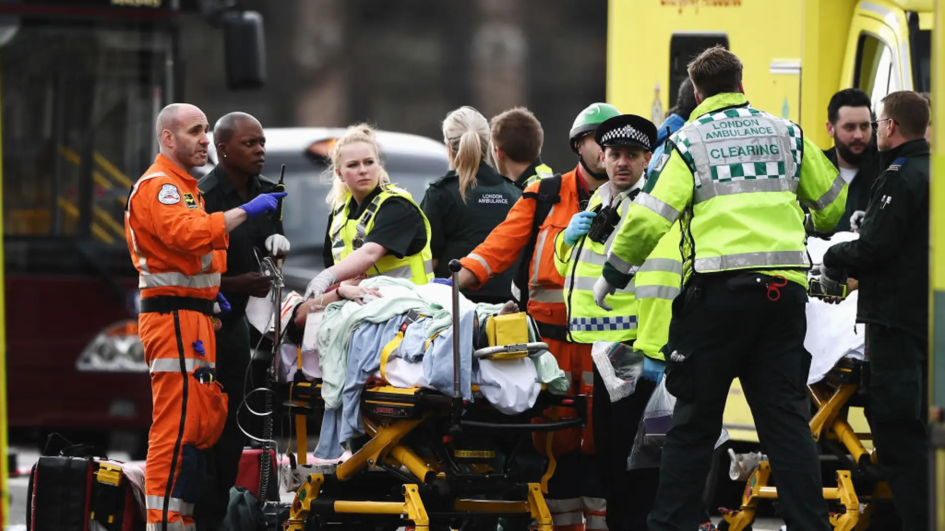 Los servicios de emergencia atienden a un herido en los alrededores del Parlamento británico, en Londres