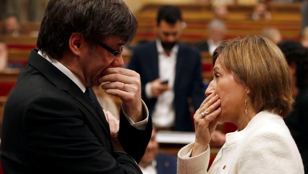 El president de la Generalitat, Carles Puigdemont, y la presidenta del Parlament, Carme Forcadell