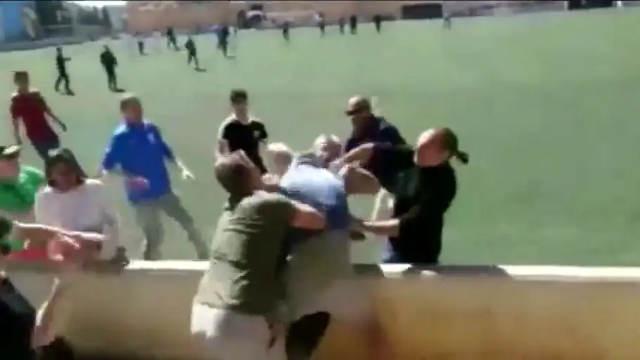 Frame 6.573939 de: La Guardia Civil toma declaración a los padres implicados en la pelea que protagonizaron en un partido infantil Frame 6.573939 de: La Guardia Civil toma declaración a los padres implicados en la pelea que protagonizaron en un partido infantil