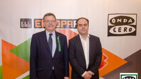 El president de la Generalitat, Ximo Puig, ha inaugurado la bodeguilla de Onda Cero Castell&oacute;n junto al director de la emisora, Juan Jos&eacute; Gonz&aacute;lez.