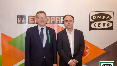 El president de la Generalitat, Ximo Puig, ha inaugurado la bodeguilla de Onda Cero Castellón junto al director de la emisora, Juan José González. El president de la Generalitat, Ximo Puig, ha inaugurado la bodeguilla de Onda Cero Castellón junto al director de la emisora, Juan José González.