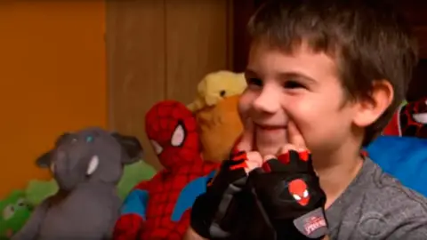 Jaden Hayden, el niño huérfano que cambia juguetes por sonrisas Jaden Hayden, el niño huérfano que cambia juguetes por sonrisas
