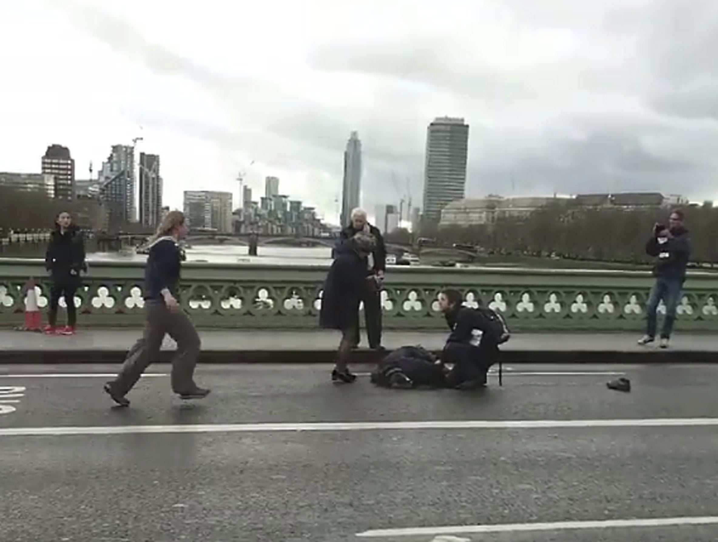 Un estudiante español en Londres: "Hay personas en el suelo y en camillas con mantas por encima" Un estudiante español en Londres: "Hay personas en el suelo y en camillas con mantas por encima"