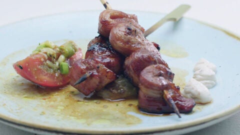 Brochetas ib&eacute;ricas con berenjenas y yogur de miso