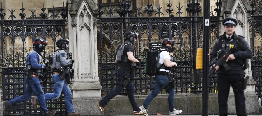 Agentes de policía británicos permanecen en guardia tras un tiroteo ante el Parlamento en Londres, Agentes de policía británicos permanecen en guardia tras un tiroteo ante el Parlamento en Londres,