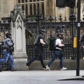 Agentes de policía británicos permanecen en guardia tras un tiroteo ante el Parlamento en Londres, 
