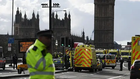 Las ambulancias en el lugar del ataque en Londres Zona llena de ambulancias tras el ataque en Londres