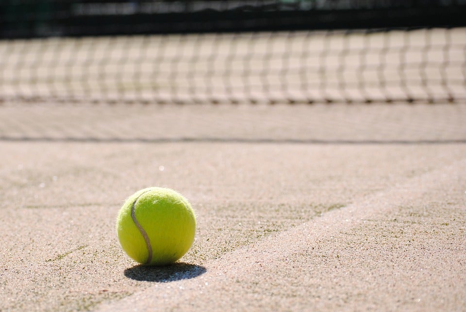 Mesa de redacción: Pelotas de tenis para silenciar sillas y mesas Mesa de redacción: Pelotas de tenis para silenciar sillas y mesas