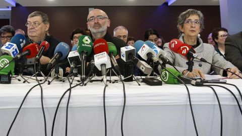 Michele Berhocohirigoin (c), Maite Irazoki (d) y Franz Valli, los "mediadores" implicados en el desarme de ETA