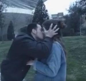 Uno de los besos que el youtuber dio sin consentimiento a una chica Uno de los besos que el youtuber dio sin consentimiento a una chica