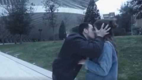 Uno de los besos que el youtuber dio sin consentimiento a una chica
