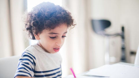 Un ni&ntilde;o de Oriente Medio hace sus deberes