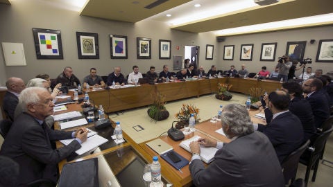 Reuni&oacute;n entre representantes de la patronal y de los sindicatos de los estibadores
