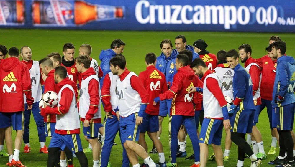La Selección Española se entrena en El Molinón.