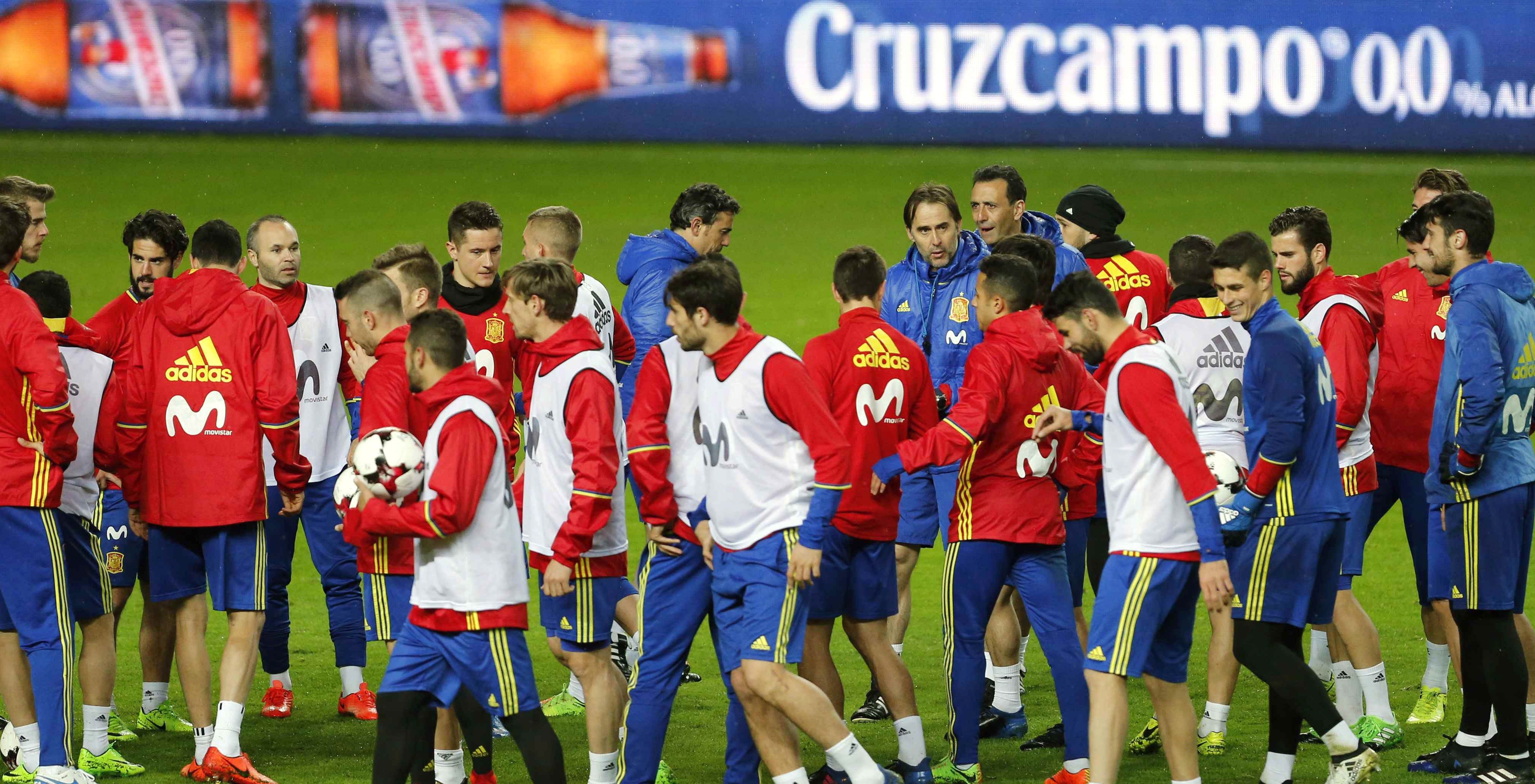 Lopetegui prueba con Azpilicueta de lateral y Koke e Iniesta en el mediocampo Lopetegui prueba con Azpilicueta de lateral y Koke e Iniesta en el mediocampo