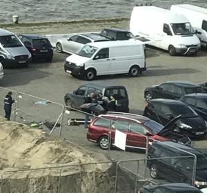 Agentes de policía belgas investigan un vehículo en un parking de Amberes, en Bélgica Agentes de policía belgas investigan un vehículo en un parking de Amberes, en Bélgica