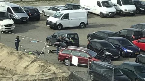 Agentes de polic&iacute;a belgas investigan un veh&iacute;culo en un parking de Amberes, en B&eacute;lgica
