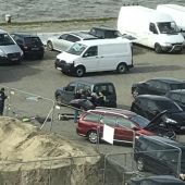 Agentes de policía belgas investigan un vehículo en un parking de Amberes, en Bélgica
