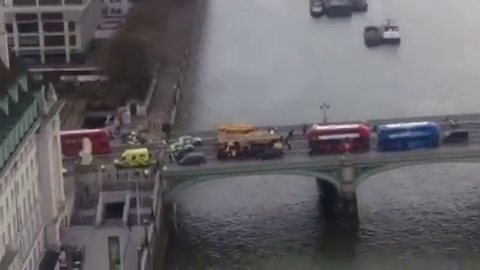 Estudiantes españoles atrapados en la noria de Londres tras el atentado junto al Parlamento Estudiantes españoles atrapados en la noria de Londres tras el atentado junto al Parlamento