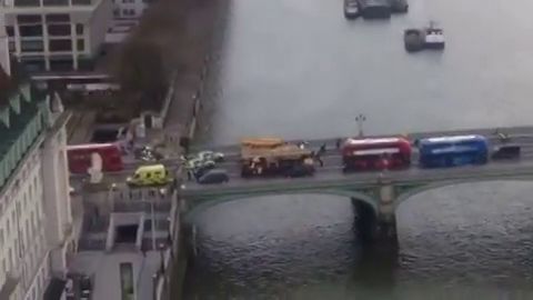 Frame 15.299444 de: Estudiantes espa&ntilde;oles atrapados en la noria de Londres tras el atentado junto al Parlamento