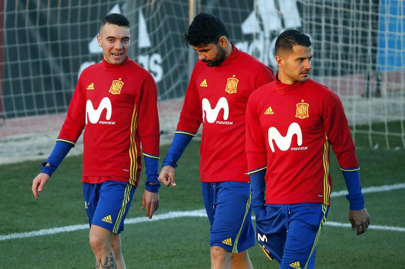 Diego Costa no acaba el entrenamiento de la Selección al recibir un fuerte golpe en el tobillo Diego Costa no acaba el entrenamiento de la Selección al recibir un fuerte golpe en el tobillo