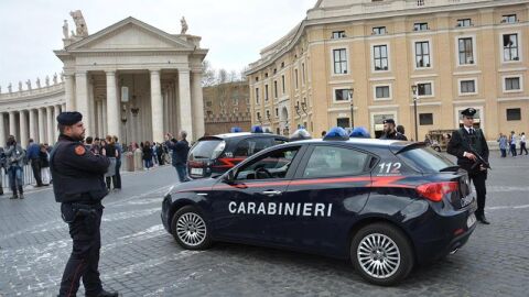Carabinieri montan guardia cerca de la Colina Capitolina en Roma (Italia)