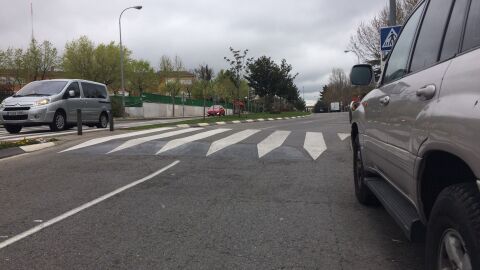 La acera est&aacute; insuficientemente retranqueada por lo que te encuentras al peaton cuando ya est&aacute; cruzando por falta de visibilidad que ocasionan los coches aparcados. Ocasiona numerosos sustos diariamente porque es una calle con mucho tr&aacute;fico, y se producen muchas ocasiones con gran posibilidad de accidente