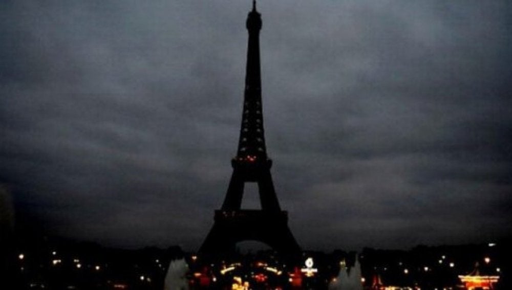 La Torre Eiffel, apagada en señal de duelo