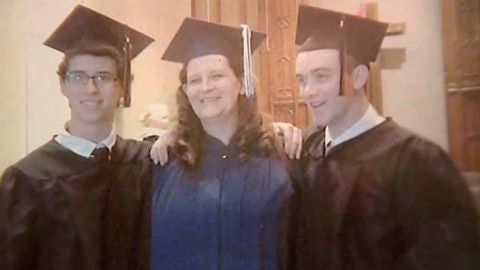 Megan Linzy con sus hijos en la graduaci&oacute;n