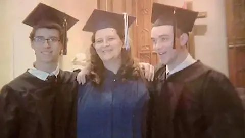 Megan Linzy con sus hijos en la graduación Megan Linzy con sus hijos en la graduación