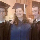 Megan Linzy con sus hijos en la graduación