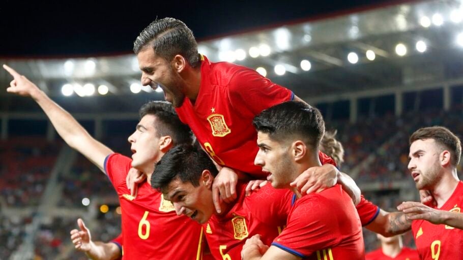 La selecci&oacute;n espa&ntilde;ola sub-21 celebra un gol