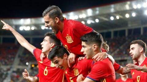 La selecci&oacute;n espa&ntilde;ola sub-21 celebra un gol