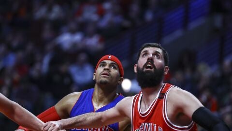 Nikola Mirotic, en busca del rebote junto a Tobias Harris