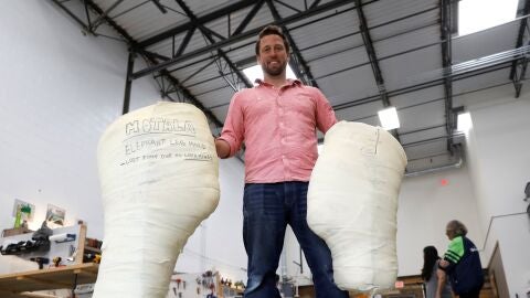 Derrick Campana con el molde de una pr&oacute;tesis para un elefante