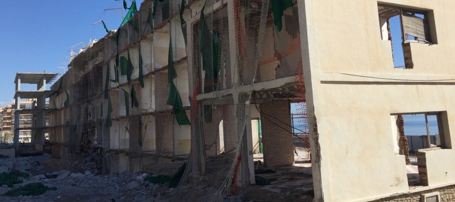 En primer plano la vieja estructura del hotel de Arenales del Sol, al fondo la nueva. En primer plano la vieja estructura del hotel de Arenales del Sol, al fondo la nueva.