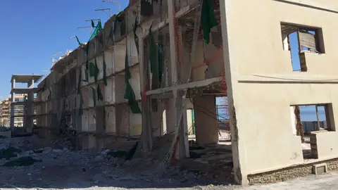 En primer plano la vieja estructura del hotel de Arenales del Sol, al fondo la nueva. Hotel de Arenales del Sol