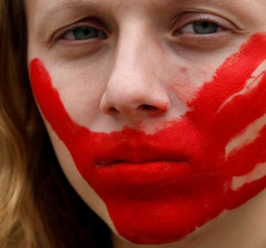 Una mujer protesta contra la violencia sexual en Brasil Una mujer protesta contra la violencia sexual en Brasil