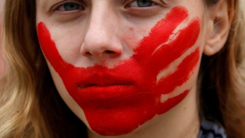 Una mujer protesta contra la violencia sexual en Brasil