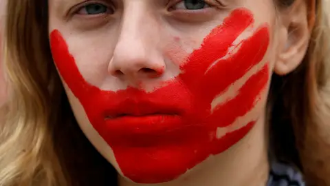 Una mujer protesta contra la violencia sexual en Brasil Una mujer protesta contra la violencia sexual en Brasil