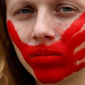 Una mujer protesta contra la violencia sexual en Brasil
