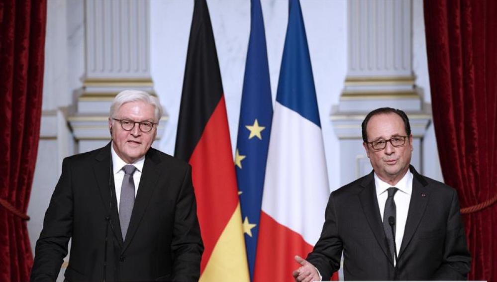 El presidente galo, François Hollande (d), y su homólogo germano, Frank-Walter Steinmeier