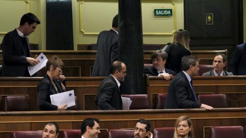 En la foto, el diputado de PDeCat Carles Campuzano,c, y varios de sus compa&ntilde;eros, abandonando sus esca&ntilde;os