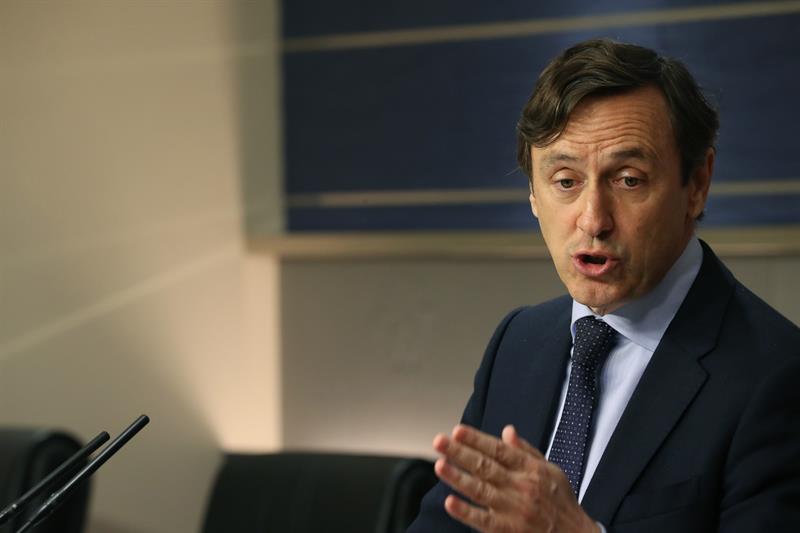 El PP dice que "España no está para charlotadas" y Podemos hace el "ridículo" El PP dice que "España no está para charlotadas" y Podemos hace el "ridículo"