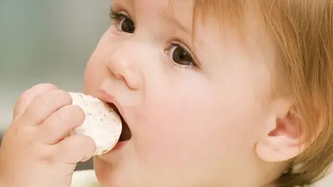 Bebé comiendo tortita de arroz Alimentación